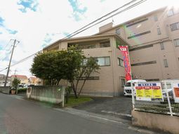 ベージュの建物外観