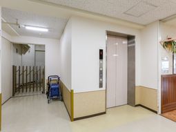 清潔なエレベーターホール