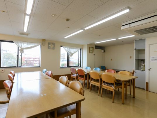 明るい食堂空間