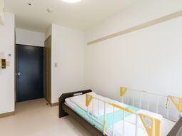 居室のベッドと出入り口