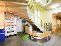 階段と自動販売機のある空間