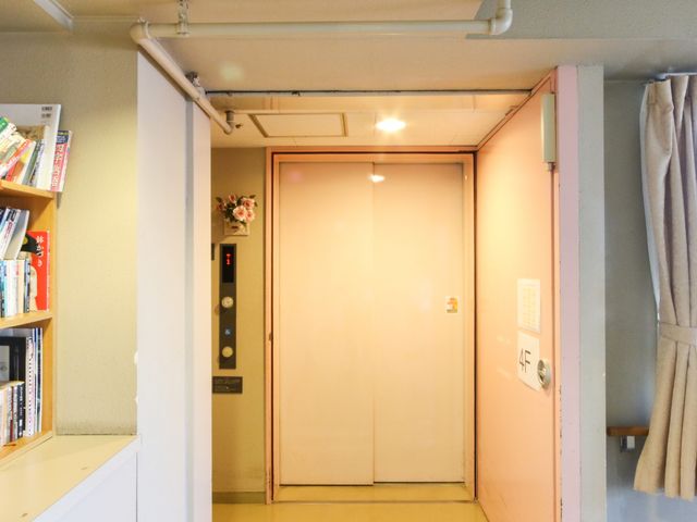 エレベーター前の風景 エレベーター アクセスの良いフロア移動が可能です。使い勝手の良い設備が整っております。