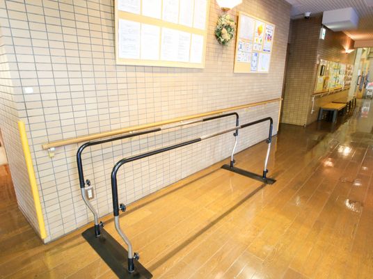 廊下に設置された手すり