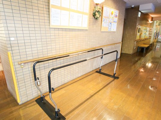 廊下に設置された手すり