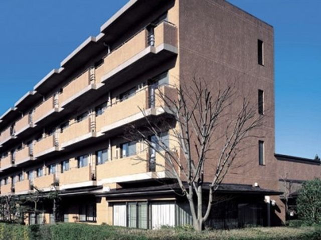 多階層の快適な外観 施設外観 木々に囲まれた落ち着いた雰囲気の建物です。広々とした外観は、働く環境にもゆとりを感じさせます。