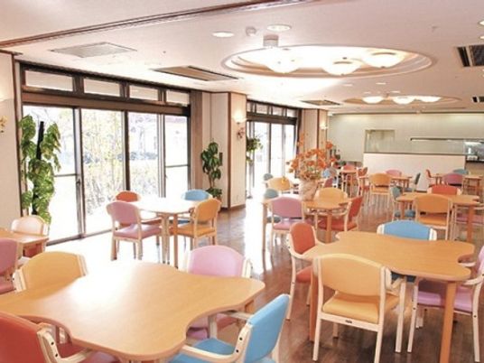 明るい空間の食堂