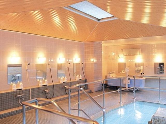 清潔な浴室施設 浴室 手すりや広々とした間取りで安全に配慮された浴室空間です。利用者の快適なバスタイムを支えています。