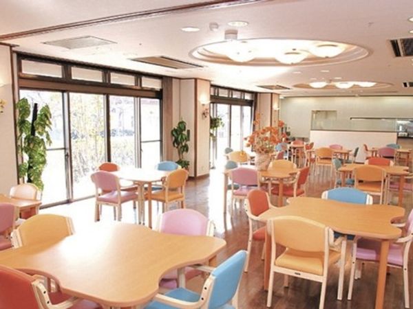 明るい食堂の様子