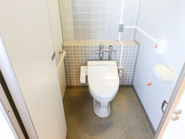 清潔なトイレ設備 トイレ 手すり付きで安全に配慮されたトイレ空間です。ゆとりを感じる設計となっています。