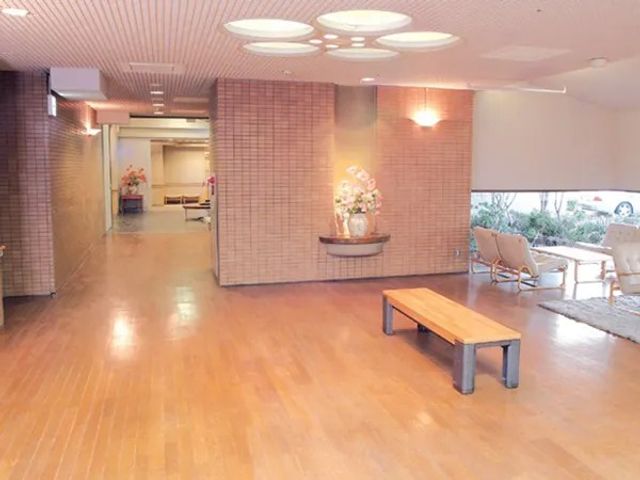 広いロビー空間 ロビー   木目調の床が広がる開放的なロビーです。窓際に椅子があり、明るく落ち着いた雰囲気です。