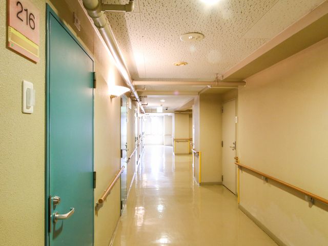 明るい廊下の様子 廊下 手すりが設置された清潔感のある廊下です。安全に移動ができるよう配慮されています。