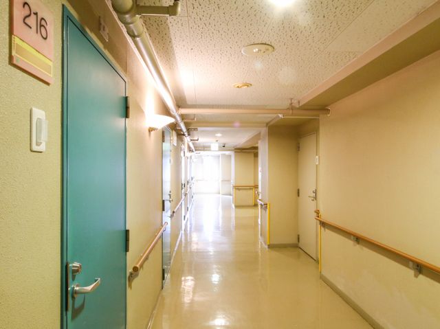 明るい廊下の様子 廊下 手すりが設置された清潔感のある廊下です。安全に移動ができるよう配慮されています。
