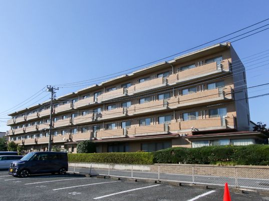 明るい日差しの建物外観