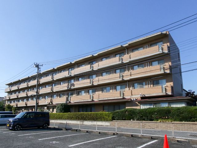 明るい日差しの建物外観 外観 広々とした駐車場を備え、日差しが明るい快適な建物です。