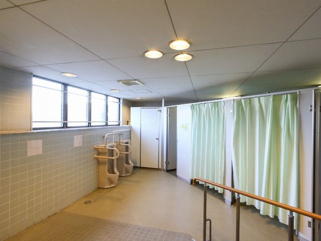 明るい洗面設備 トイレ ゆったりとした空間でケアのしやすい設備が整えられています。安全に配慮した手すりも設置されており安心です。