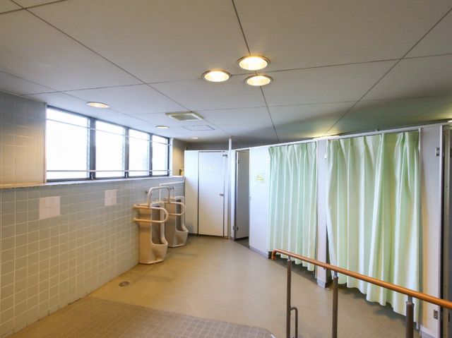 明るい洗面設備 トイレ ゆったりとした空間でケアのしやすい設備が整えられています。安全に配慮した手すりも設置されており安心です。