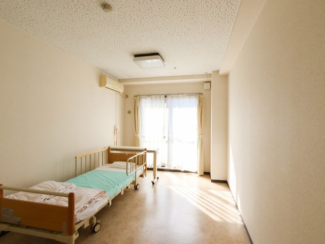 明るい居室の空間 居室 採光豊かな居室が快適な環境を提供しています。ゆったりとしたスペースで心地よい生活を。