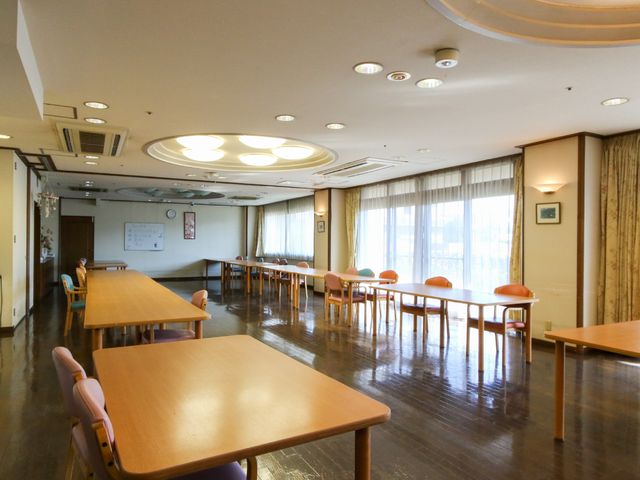 明るい食堂スペース 共有スペース 清潔感溢れるダイニングで優雅な食事の時間を。明るい日差しが心地よい空間です。