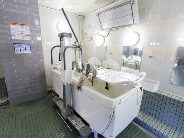 特殊浴槽とリフト設備 特殊浴槽 安全に配慮された浴室設備が充実しており、快適な入浴サポートを実現します。