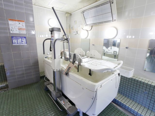 特殊浴槽とリフト設備 特殊浴槽 安全に配慮された浴室設備が充実しており、快適な入浴サポートを実現します。