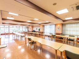 明るい食堂の空間