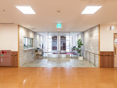 清潔感ある明るいエントランス