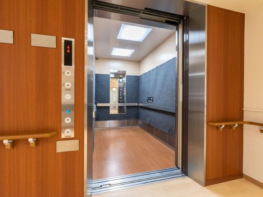 エレベーターの扉が開く様子
