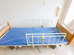 清潔感のある居室のベッド