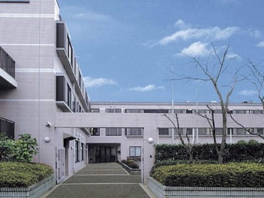 明るい外観の建物入口