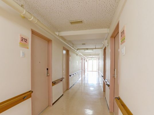 明るい廊下とドア