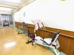 リハビリ機器と廊下