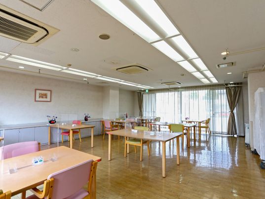 明るい食堂の空間