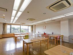 明るい食堂の様子