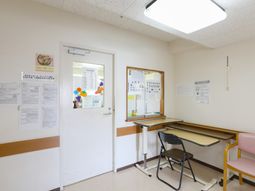 掲示物とテーブルのある室内