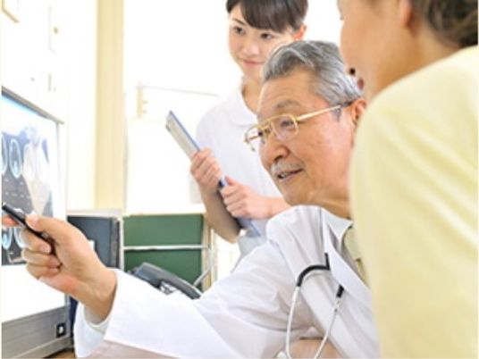 リハビリ中の利用者とスタッフ