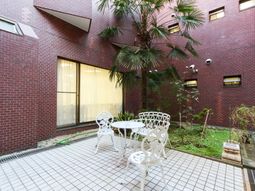 赤レンガの壁に囲まれた中庭