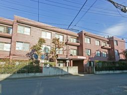 赤茶色の建物の外観