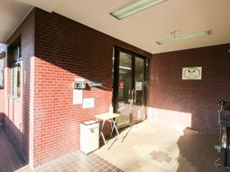 赤レンガ作りのエントランス