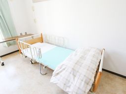 明るい居室のベッド