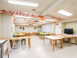 飾り付けされた多目的室