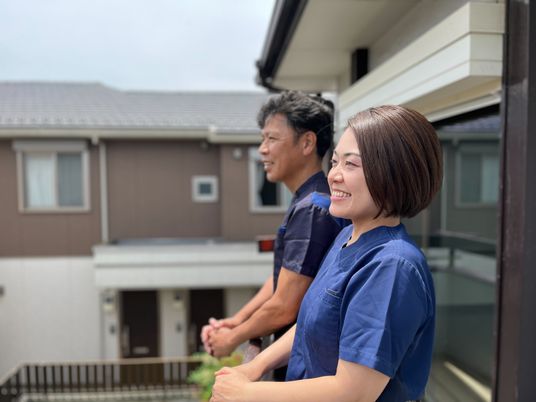 笑顔のスタッフと外観  