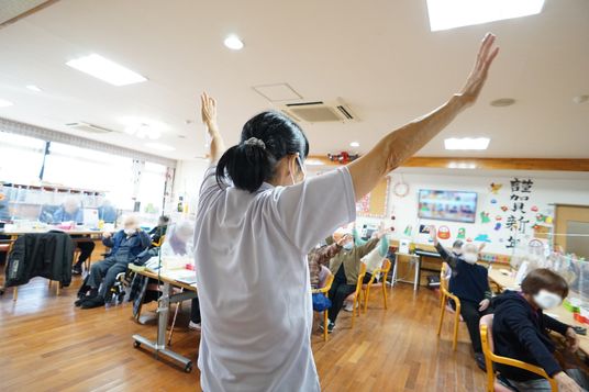 活動する多世代の人々