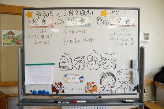 掲示物とイラストのホワイトボード