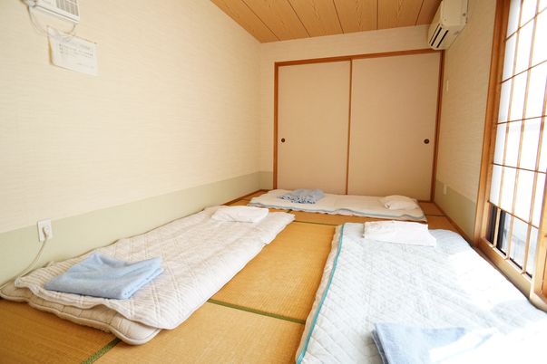 明るい和室の居室