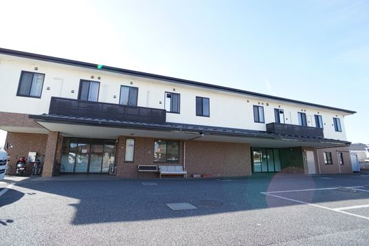 広々とした施設の外観