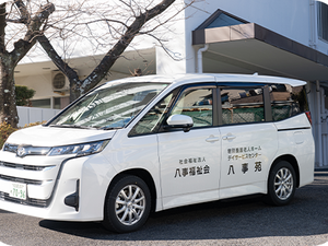 送迎車が停まる外観  