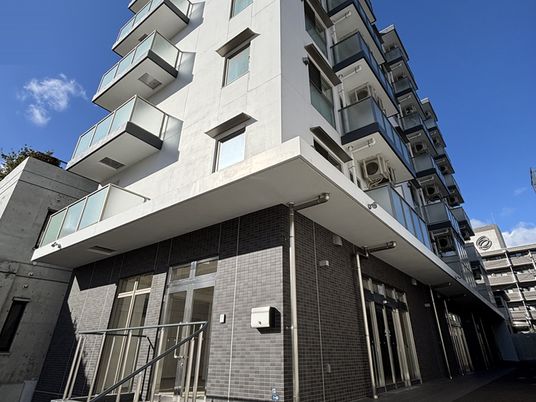 モダンな外観の建物  