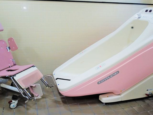 入浴設備が整った浴室 浴室 安全に配慮された設備が整っています。快適な入浴をサポートするリフトを備えています。