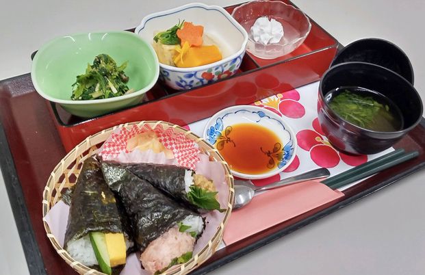 季節の食事が並ぶ食堂