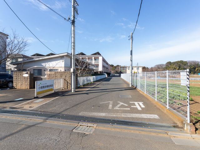 施設の外観 外観 広々とした敷地に建つ施設は、空と周囲の緑が美しく調和しています。